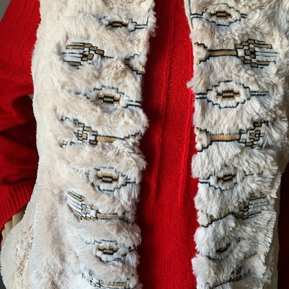 Flying Tomato Embroidered Faux Fur Vest - Picture 5 of 17